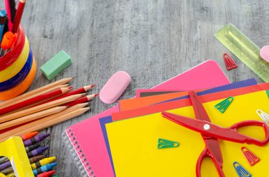 Geri okul kavramı. Kopya alanı öğrenciler için okul malzemeleri ahşap tablo.