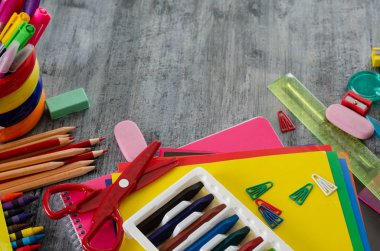 Geri okul kavramı. Kopya alanı öğrenciler için okul malzemeleri ahşap tablo.