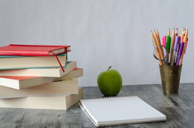 Kitap, kalem, defter ve Danışma, beyaz arka plan üzerinde elma.