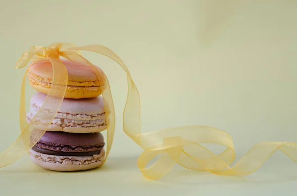 Macarons Colorés Emballage Cadeau Sur Fond Jaune — Photo