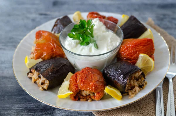 Cozinha Turca Dolma Berinjela Seca Recheada Caseira Pimenta Vermelha Mesa — Fotografia de Stock