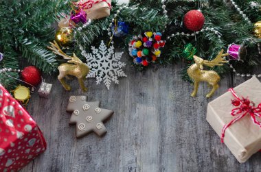 Noel arkaplanı dekorasyon ve hediye kutuları tahtanın üzerinde..