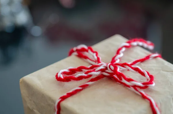Parlayan yeni yıl hediye hediye kutuları arka plan bokeh karşı beyaz bir yay ile. Noel hediyesi. Hediye kutusu yılbaşı kutlama ile Noel arka plan
