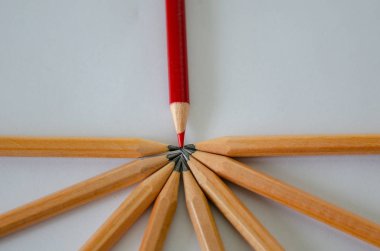 Kırmızı kalem beyaz arka plan üzerinde çok özdeş siyah kalem kalabalıktan ayakta. Liderlik, benzersiz, bağımsızlık, girişimi, strateji, muhalefet, farklı düşünmek, iş başarı kavramı