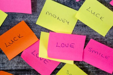 İyi dilek renkli bir not kağıdına yazılır.
