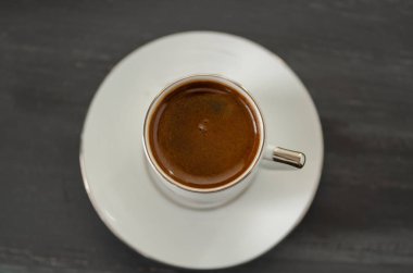 Türk kahvesi beyaz porselen kupa en iyi görünümü