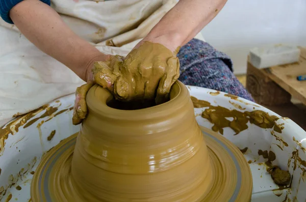 Close Mãos Uma Mulher Oleiro Avental Fazendo Vaso Barro Foco — Fotografia de Stock