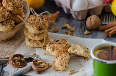 Ceviz ve ahşap masa, üstten görünüm üzerinde çay ile ev yapımı tatlılar.