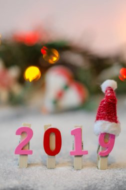 Kar ile dekoratif yılbaşı/yeni yıl kompozisyon. Hediyeler, köknar ağacı dalları, süslemeleri beyaz arka plan üzerinde. Noel, kış, yeni yıl kavramı.