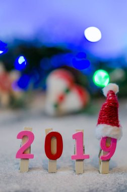 Kar ile dekoratif yılbaşı/yeni yıl kompozisyon. Hediyeler, köknar ağacı dalları, süslemeleri beyaz arka plan üzerinde. Noel, kış, yeni yıl kavramı.