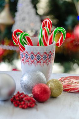 Şeker kamışı tatlı bir kupa. Noel ve yeni yıl arka plan. Kopya alanı.