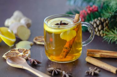 Sarı renkli limon zencefil çayı karanlık gotik renklerde tüm malzemelerle.