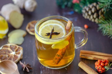 Sarı renkli limon zencefil çayı karanlık gotik renklerde tüm malzemelerle.