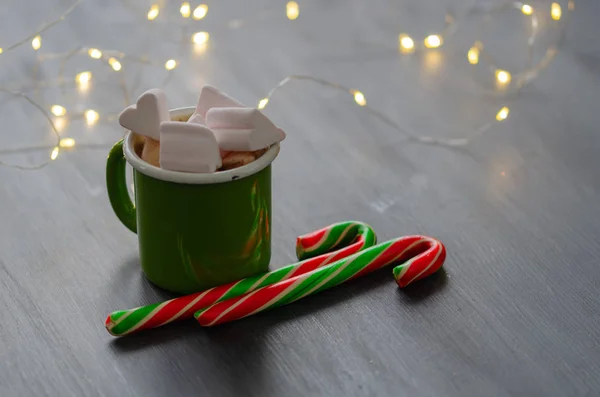セラミックのカップとクリスマス杖砂糖木製テーブルの上にマシュマロとホット チョコレート — ストック写真