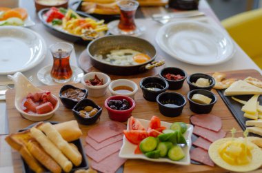 Türk kahvaltı, domates, salatalık, sosis, zeytin, bal, tereyağı kızarmış yumurta, Türk çayı.