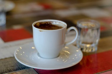 Renkli ahşap masa üzerinde Türk kahvesi.