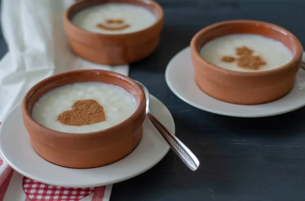 Tradiční Lahodný Rýžový Pudink Skořicí Misce Tmavé Pozadí Chutné Výživné — Stock fotografie