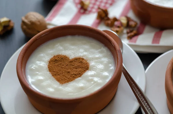 Geleneksel ve lezzetli pirinç puding kase tarçın ile. Lezzetli ve besleyici gıda.