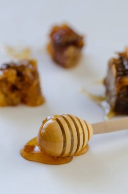 Bal ve bal kaşığı beyaz arka plan üzerinde ile petek