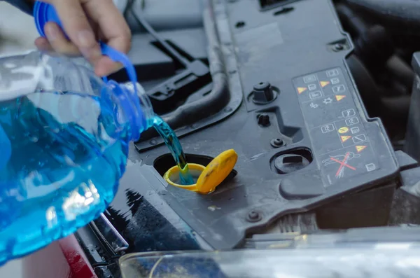 Macho Está Sosteniendo Botella Anticongelante Azul Las Manos Vertiendo Líquido — Foto de Stock