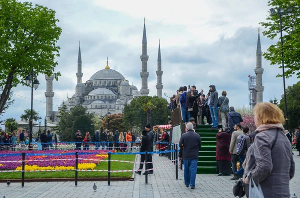 Istambul Turquia Abril 2015 Turistas Locais Estrangeiros Tiram Fotos Frente — Fotografia de Stock