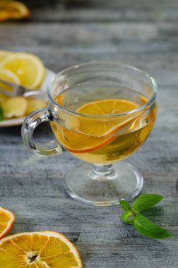 Limon, zencefil, adaçayı, ıhlamur ve taze nane yaprakları ile bitkisel çay.