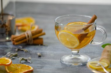 Limon, zencefil, adaçayı, ıhlamur ve tarçın ile bitkisel çay.