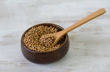 Tahta kasede kişniş tohumları