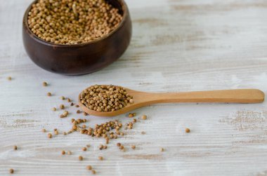 tahta kaşık beyaz arka plan yakın tarih içinde yığın kişniş