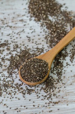 Tahta kaşık ile beyaz arka plan izole Chia tohum