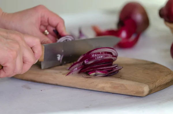 Donna Cuting Cipolla Rossa Tavola Legno — Foto Stock