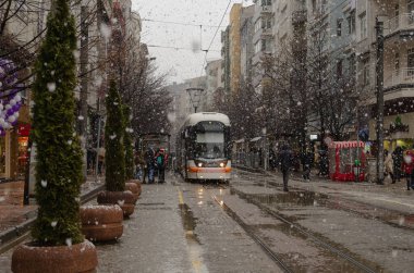 Eskişehir, Türkiye-Ocak 15, şehrin 2019:Snowfall. İnsanlar Kışın kar yağışı altında sokakta yürüyor