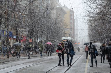 Eskişehir, Türkiye-Ocak 15, şehrin 2019:Snowfall. İnsanlar Kışın kar yağışı altında sokakta yürüyor