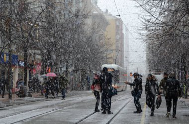 Eskişehir, Türkiye-Ocak 15, şehrin 2019:Snowfall. İnsanlar sokakta kışın yürüyor. Genç insanlar kar altında fotoğraf çekmek ve selfies yapmak. Eğleniyor musun.