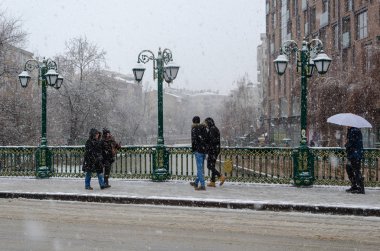 Eskişehir, Türkiye-Ocak 15, şehrin 2019:Snowfall. İnsanlar Kışın kar yağışı altında köprü üzerinde yürüyor