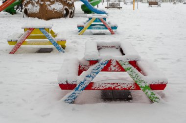 Kış aylarında karla kaplı çocuk oyun alanı