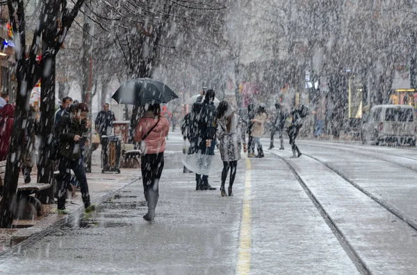 Eskişehir, Türkiye-Ocak 15, şehrin 2019:Snowfall. İnsanlar sokakta kışın yürüyor. Genç insanların kar altında fotoğraf çekmek ve selfies yapmak.