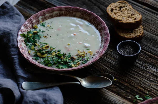 Semangkuk Sup Sayuran Ada Pistachio Dan Daun Peterseli Pada Sup — Stok Foto
