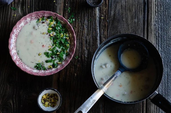 Cuenco Sopa Verduras Hay Pistachos Hojas Perejil Sopa Está Una —  Fotos de Stock