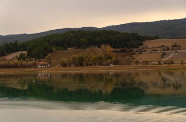 Gölde güzel bir yansıması ile küçük beyaz ev 