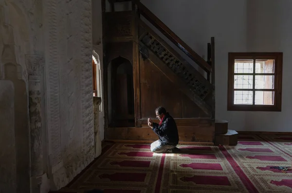 Muslim man praying in mosque — Stock Photo, Image