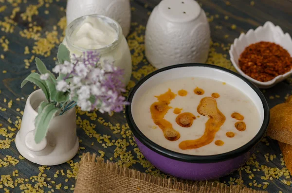 Sup tradisional yang lezat di atas meja kayu — Stok Foto