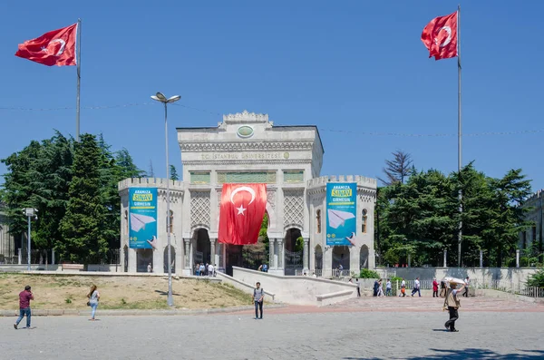 Puerta principal de la Universidad de Estambul en Beyazit, ciudad de Estambul, Turquía — Foto de Stock