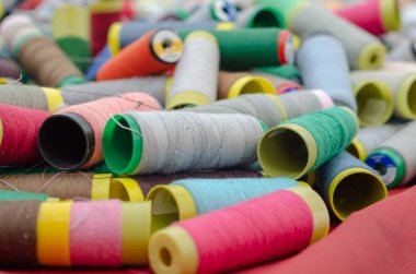 çok renkli dikiş ipliği