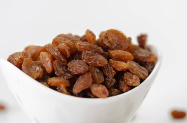 Kuru üzümler beyaz arkaplanda izole