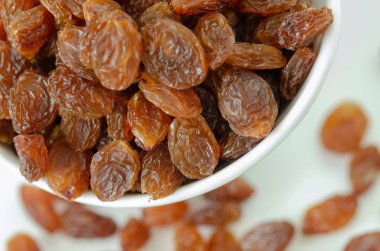 Kuru üzüm beyaz arka planda, üstten görünüm.