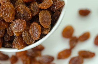 Kuru üzüm beyaz arka planda, üstten görünüm.