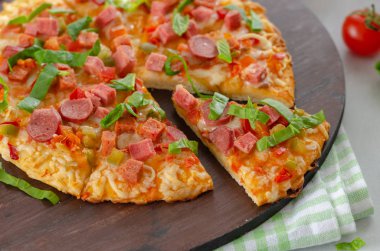 Dilim pizza Yeşiller, sosis ve salam, domates ile 