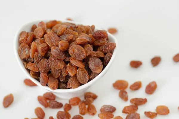 Beyaz arka plan üzerinde üstten görünüm izole kuru üzüm.