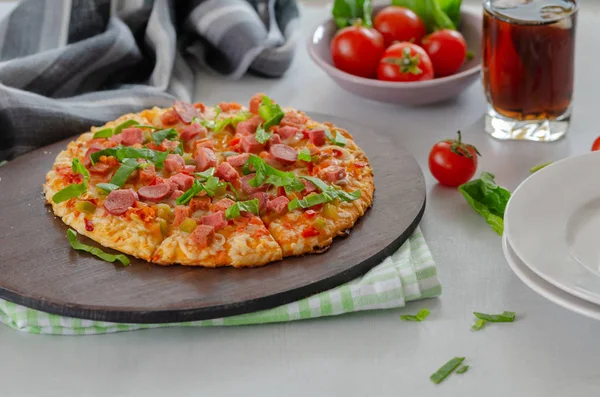 Fatias de pizza com verduras e salame, tomates cereja estão em t — Fotografia de Stock